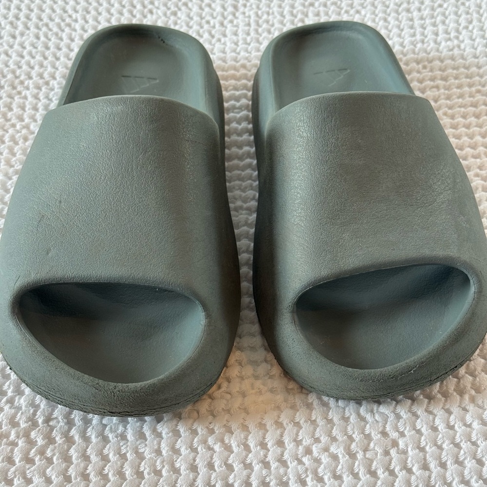 Boys Yeezy Slides - Picture 6 of 6
